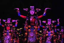 中国演出市场重回春天?"挤泡沫"任重道远 中国演出行业协会日前发布的《2015中国演出市场年度报告》显示，2015年我国演出市场总体经济规模446.59亿元，同比上升2.83%。相较前两年总体遇冷的“阵痛期”，我国的演出市场呈现出回暖趋势。【详细】 影视|演出|艺术