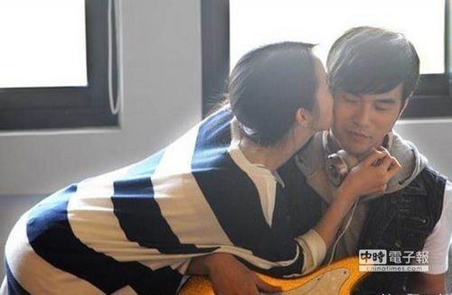 林依晨婚礼前与周杰伦演亲密戏主动亲男方（图）