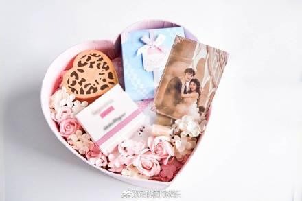 付辛博颖儿婚礼请柬，继领证、生娃后办婚礼，明星也先上车后买票