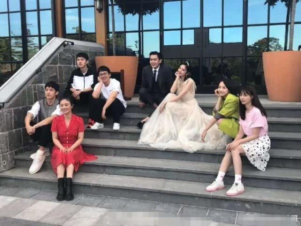 张若昀唐艺昕婚礼正进行，现场照曝出，浪漫程度不亚于唐嫣的婚礼