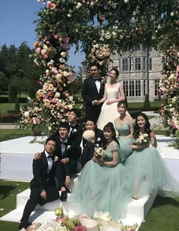 张若昀唐艺昕婚礼正进行，现场照曝出，浪漫程度不亚于唐嫣的婚礼
