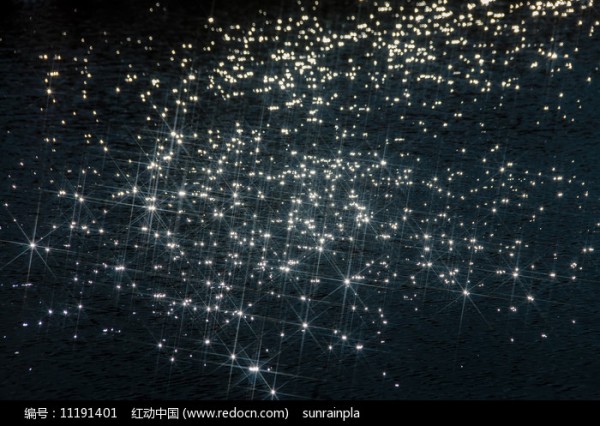 星光璀璨的水面图片
