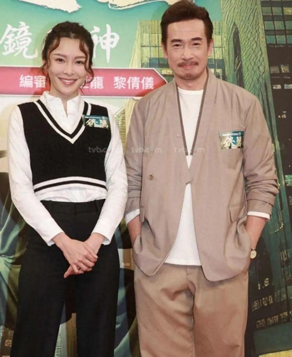 TVB视帝陈豪为爱妻庆生！同时被儿女亲吻好温馨好幸福