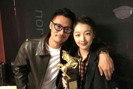余文乐老婆挺孕肚现身,明星们结婚都是要先孕才结?