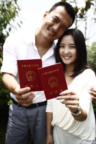 　何洁晒与赫子铭结婚证合影