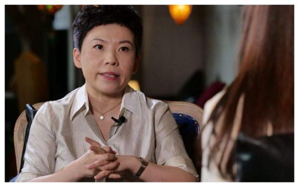 她小小年纪获得冠军，赢得队长身份，退役后华化身普通女孩