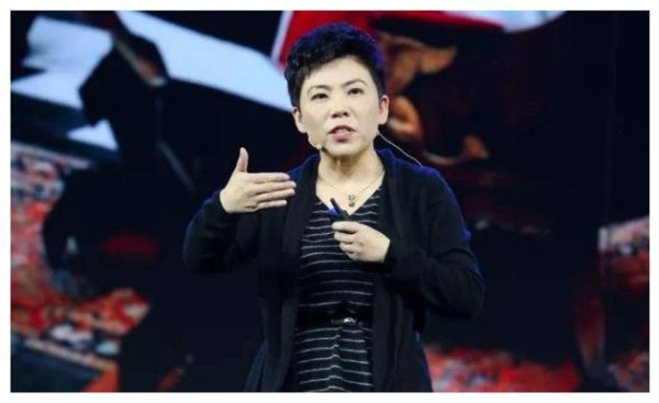 她小小年纪获得冠军，赢得队长身份，退役后华化身普通女孩