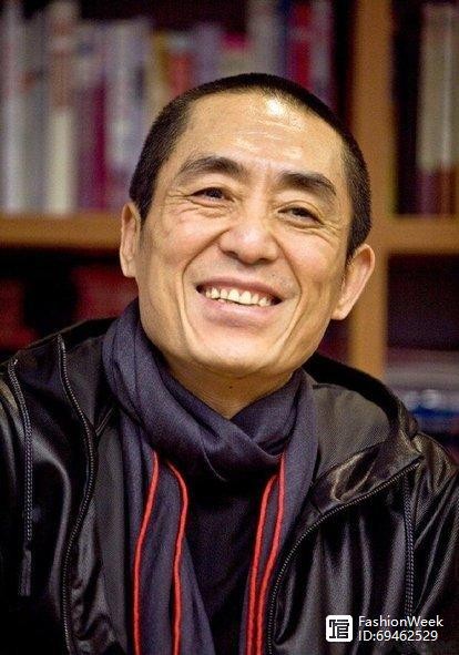 张艺谋13岁女儿庆生照打扮朴素，气质文静，神似老爸