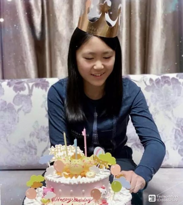张艺谋13岁女儿庆生照打扮朴素，气质文静，神似老爸