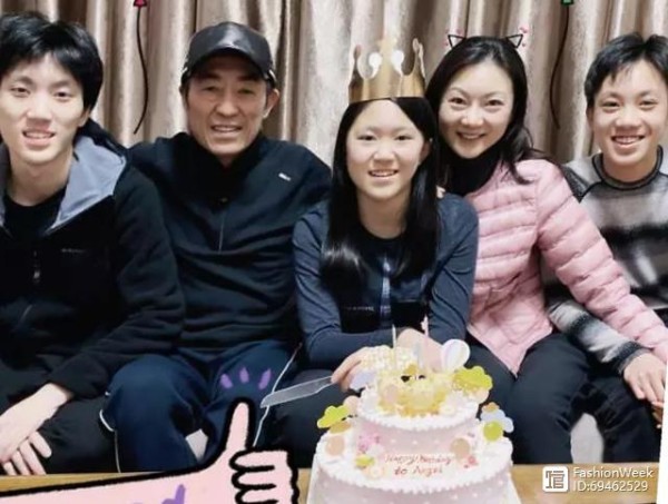 张艺谋13岁女儿庆生照打扮朴素，气质文静，神似老爸
