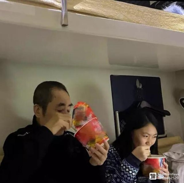 张艺谋13岁女儿庆生照打扮朴素，气质文静，神似老爸