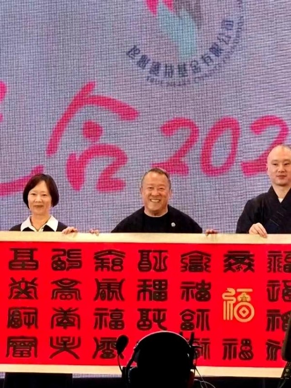 72岁曾志伟庆生摆素宴，半个港圈到场庆祝，谭咏麟老年斑明显