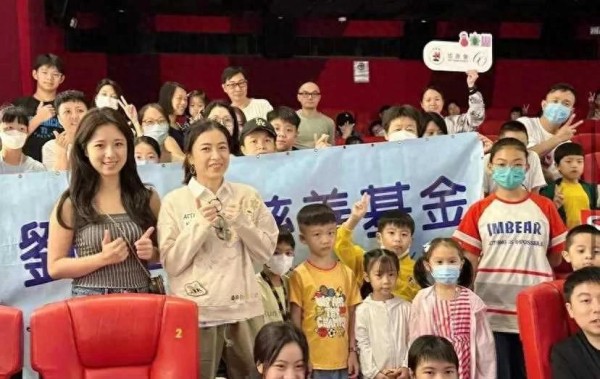 刘銮雄周星驰再次联动，致力于从事慈善公益，未现身由甘比代劳！