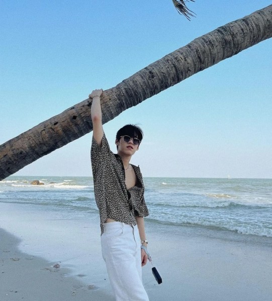 PP Krit也是一个特别敢穿的人,能把一些简单的服饰穿出自己的味道,即使是女装也能很好的驾驭。(图片来源:IG@pp.kritt)