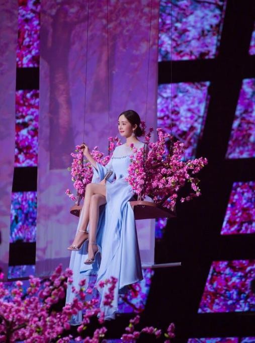 女明星的时尚之战：赵丽颖很仙，却被baby碾压，还是杨幂最会穿