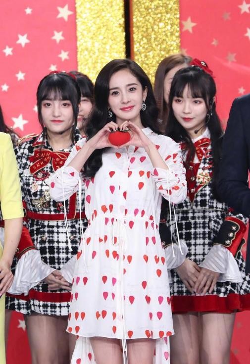 女明星的时尚之战：赵丽颖很仙，却被baby碾压，还是杨幂最会穿