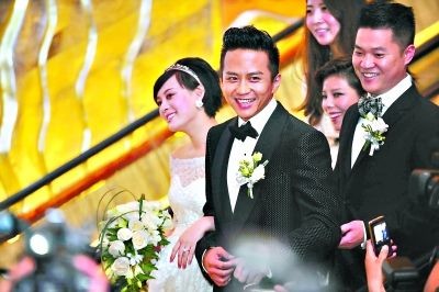 新人走下电梯笑容满面