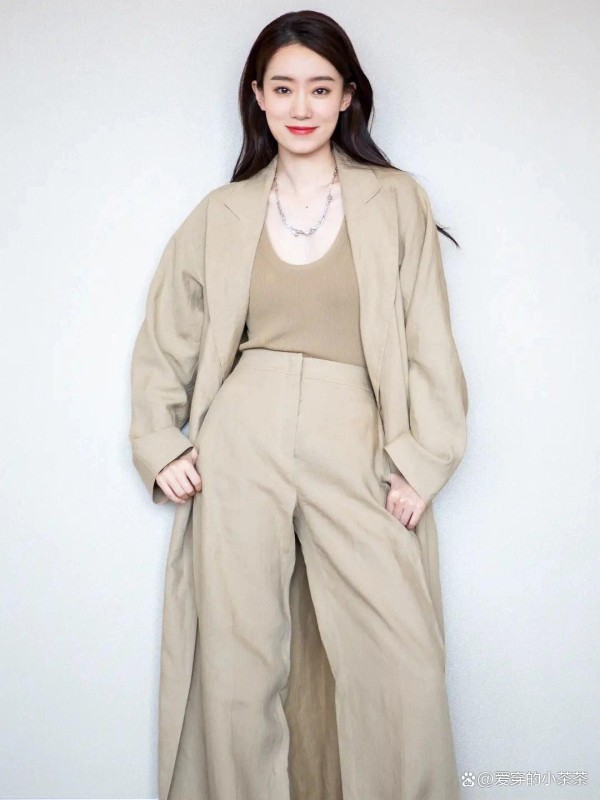 张小斐属于精致耐看型的女明星，穿衣很有品位，低调有型