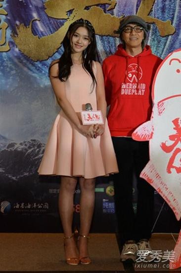 女主林允亮相《美人鱼》发布会