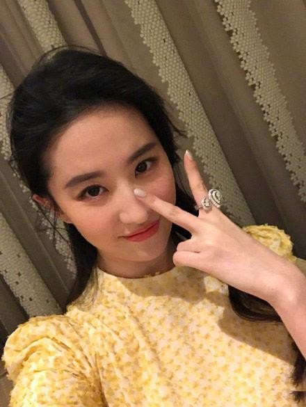 一组高颜值女明星的自拍照，赶快选出你心目中的第一名！
