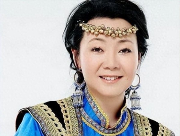 萨日娜不再隐秘，曝出和郑晓宁真实联系，难怪她至今孤身一人