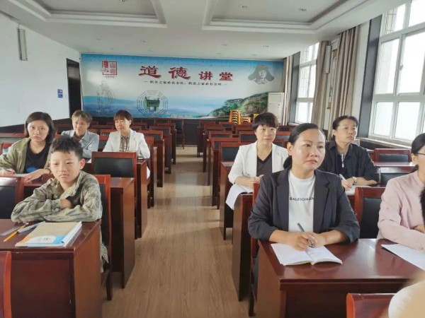 北关区教研室教研员走进灯塔路小学课堂开展听评课活动