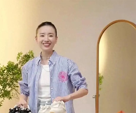 45岁董洁现身辽宁，上普拉提课，皮肤和身材都超好