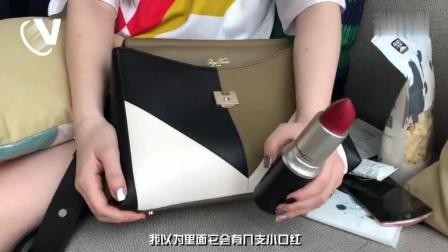 戚薇又开包了, 化妆包里的口红彰显了精致女人的霸气, 不愧是戚哥