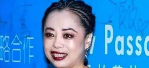 有种整容叫“得罪造型师”，热巴像男人，赵露思显老，她穿碎花袄
