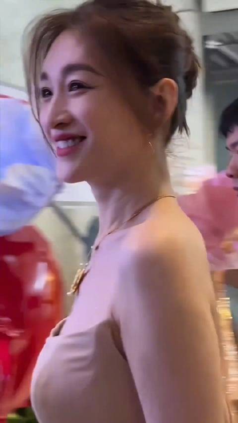 李小冉吃完就躺着,不喜欢运动,身材保持还这么好,让人羡慕的体质真的好无敌