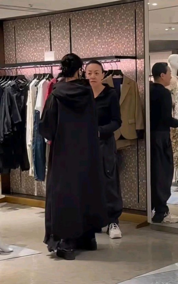 偶遇那英宋丹丹一起逛商场 30年闺蜜情深