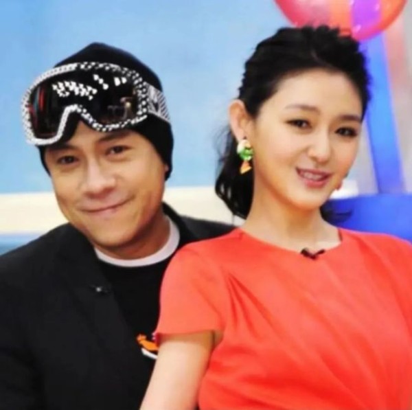 小S发长文晒姐妹牵手照缅怀大S 姐妹情深感人肺腑