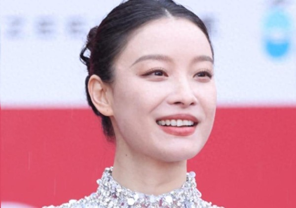 北影节开幕雨中红毯，倪妮李梦湿身，阿娇口红沾牙太尴尬