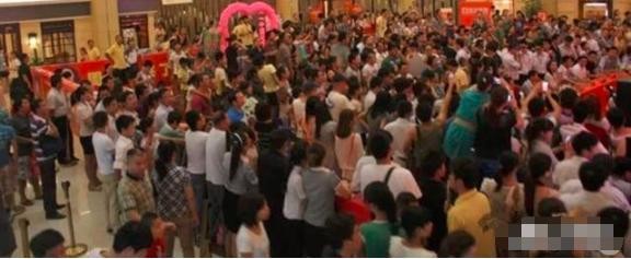 当红明星国外走红毯受冷落？摄影师都不耐烦，她足足走了六分钟