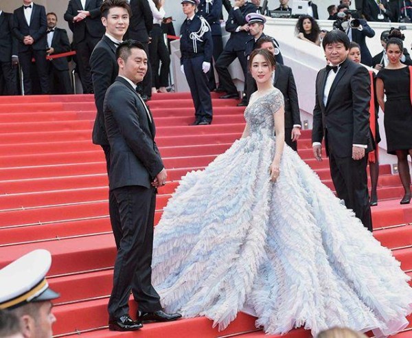 当红明星国外走红毯受冷落？摄影师都不耐烦，她足足走了六分钟