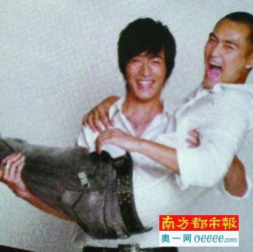 胡歌和袁弘玩“公主抱”