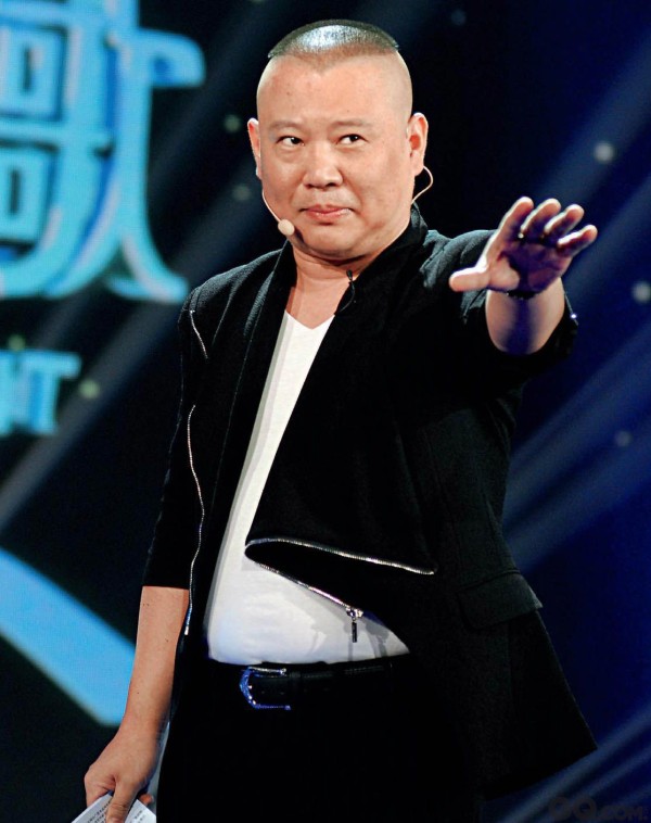贾乃亮发博“嘚瑟”自己已正式拜入郭德纲门下：“小宠荣升关门弟子”。两人同带“爆款”墨镜的合照，被网友调侃：“师徒俩跟天桥上贴膜的似的。”随后，郭德纲也转发了微博，盖章认证了自己的“关门弟子”并随手“坑”了一把新徒弟：“不能只关门，开门你也得管”。反应过来的贾乃亮也随即回复：“合着我是德云社开大门儿的弟子啊。”