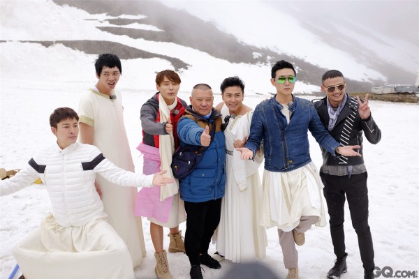 在上周六播出的《花样男团》首期节目中，贾乃亮“小心眼儿、爱矫情、想不开的人都显老”的一番言论误伤郭德纲，更以“颈椎病，不能睡沙发”“年纪大的更能吃苦”为由与郭德纲争单间。幼稚的行径惹得郭德纲“一怒之下”把贾乃亮反锁门外并批评他“不能一上来把所有人都得罪了，要拉一派打一派。”