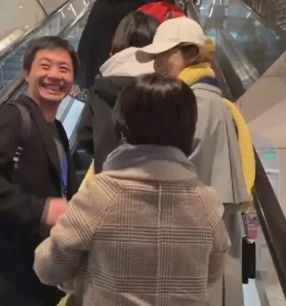 李现经纪人接杨紫看电影，这次不再扔下李现就跑：这么明目张胆？