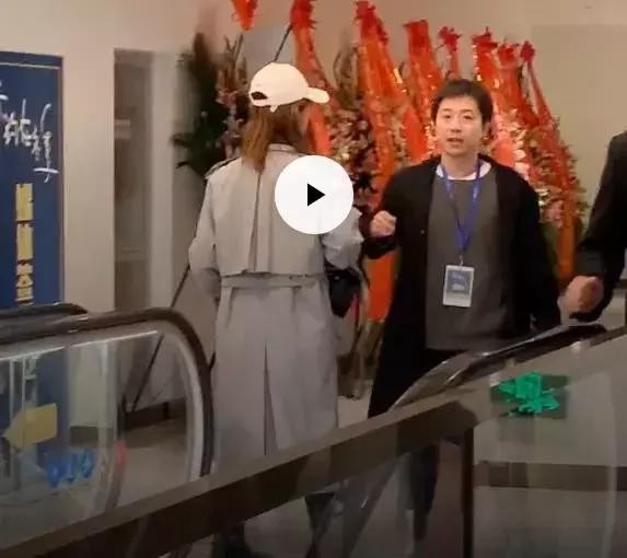 李现经纪人接杨紫看电影，这次不再扔下李现就跑：这么明目张胆？