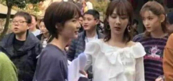 网友晒杨紫路透照，经纪人实力抢镜，这颜值不进娱乐圈可惜了