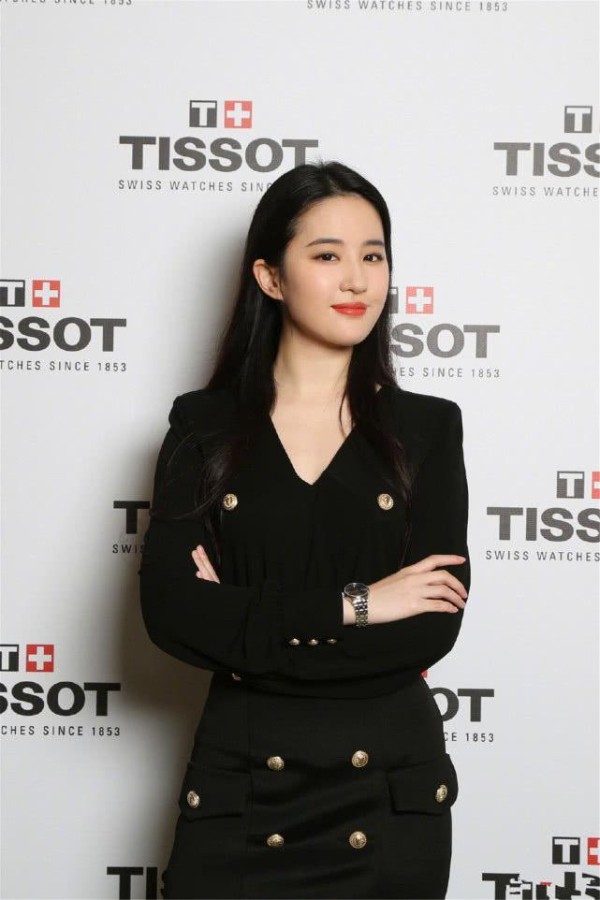 刘亦菲泳装照罕见曝光，露出一双大长腿，好身材一览无遗
