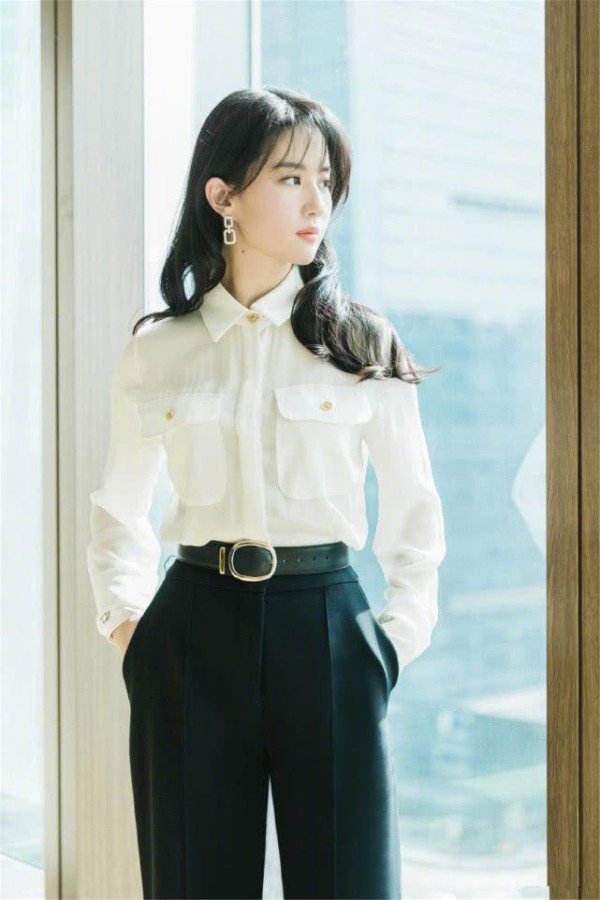 刘亦菲泳装照罕见曝光，露出一双大长腿，好身材一览无遗