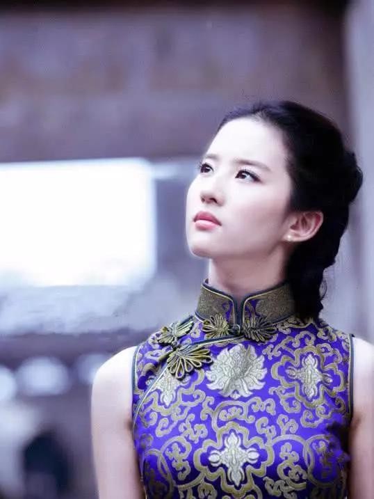 刘亦菲身材到底有多好，身穿一件印花旗袍，才知道什么是国色天香