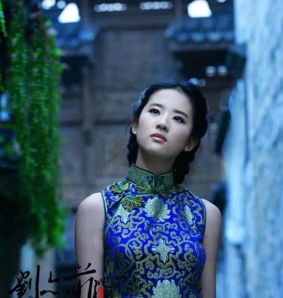 刘亦菲身材到底有多好，身穿一件印花旗袍，才知道什么是国色天香