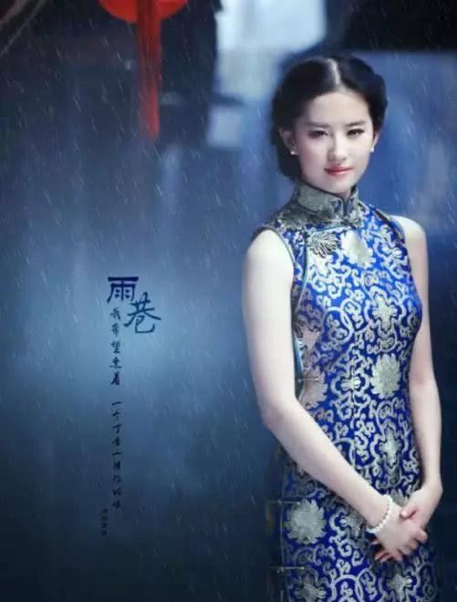 刘亦菲身材到底有多好，身穿一件印花旗袍，才知道什么是国色天香