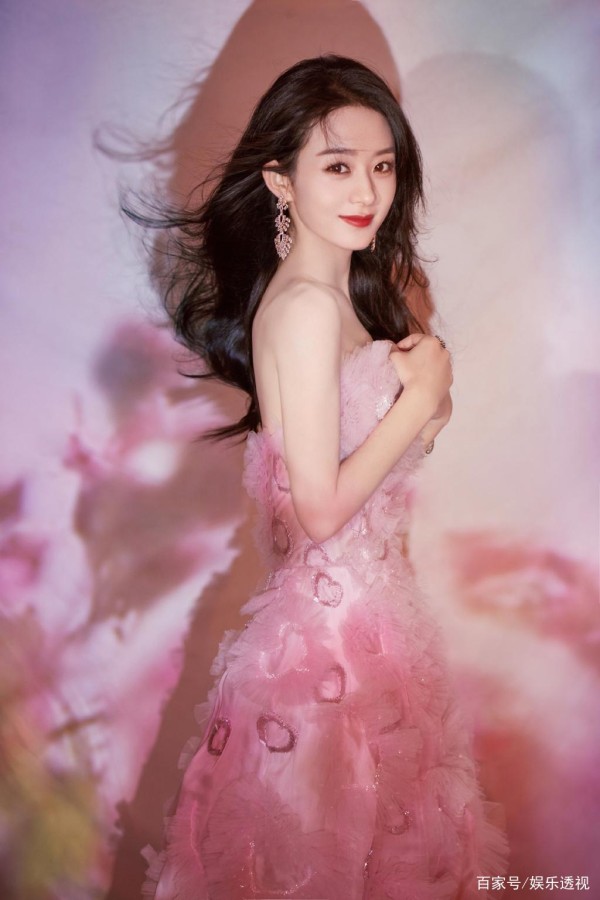 《幸福到万家》获奖，赵丽颖与导演郑晓龙领奖，细节显露颖宝受宠