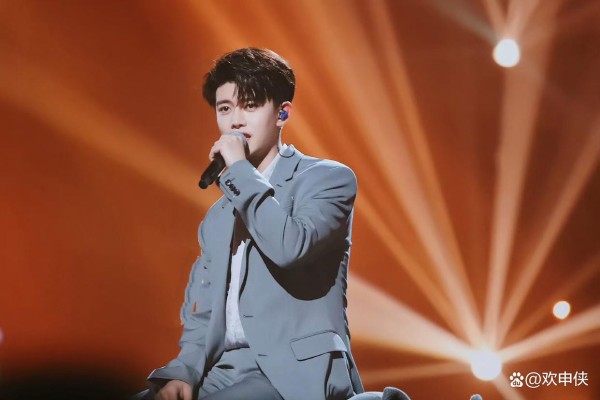 星光璀璨跨年夜，双向奔赴迎2025