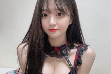 南韩最涩女主播“朴敏贞”！直播小心机：车灯撑爆衣！