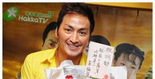 61岁何家劲有个成年女儿,说好的单身呢?与前任戏言屡被逼婚